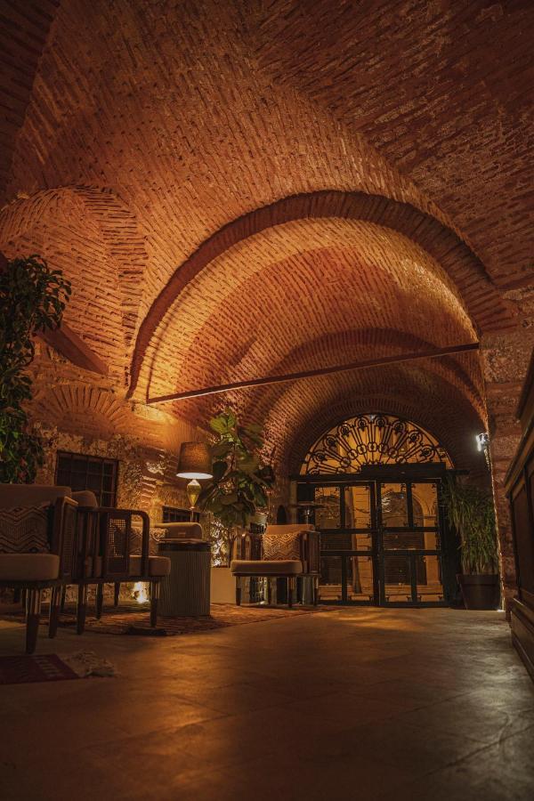 Han 1772 Hotel Istanboel Buitenkant foto The vaulted ceiling of the restaurant