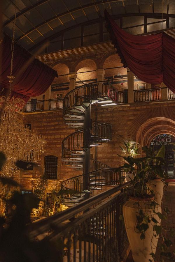 Han 1772 Hotel Istanboel Buitenkant foto The spiral staircase