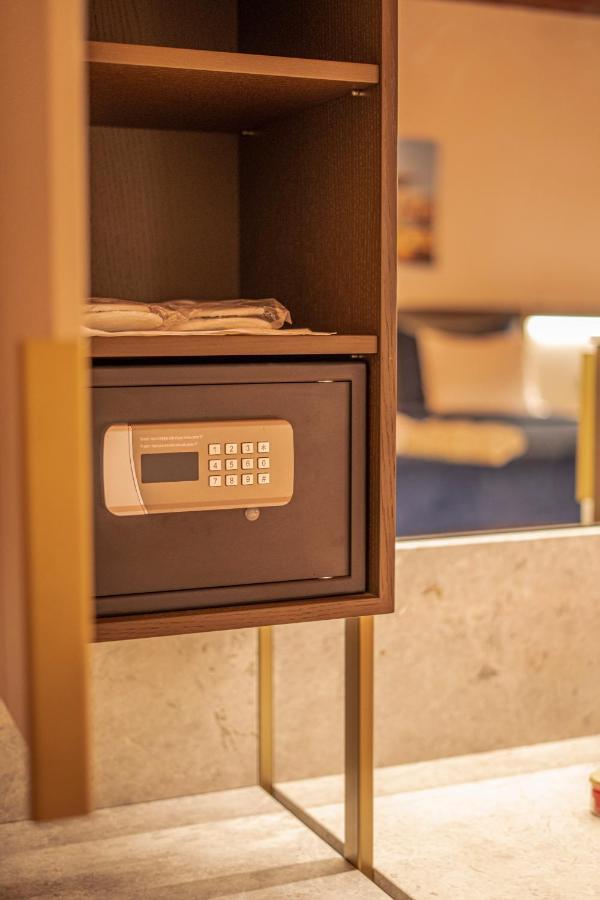 Han 1772 Hotel Istanboel Buitenkant foto A safe in a hotel room