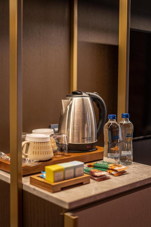 Han 1772 Hotel Istanboel Buitenkant foto A kettle in a hotel room