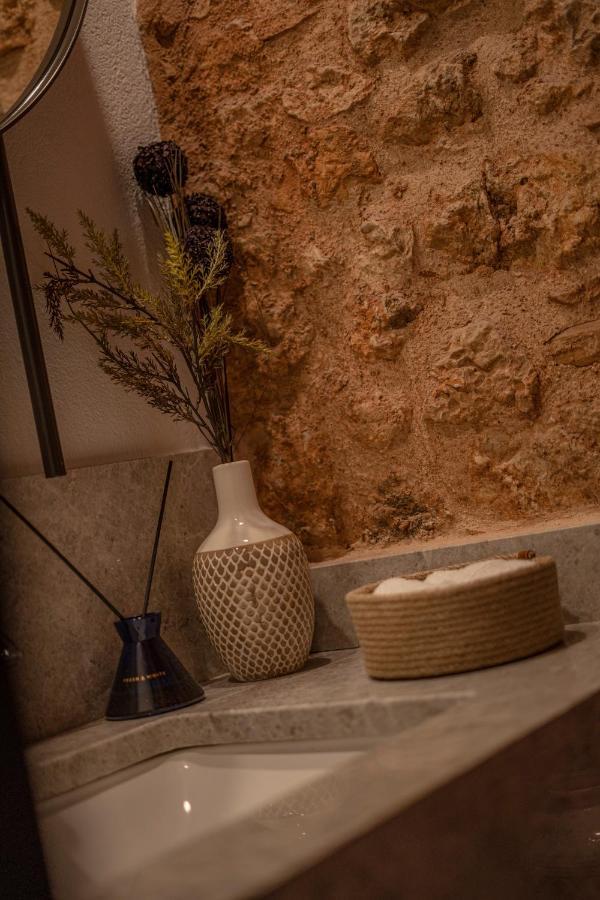 Han 1772 Hotel Istanboel Buitenkant foto A bathroom in the hotel