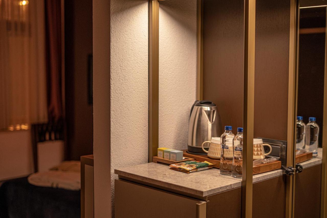 Han 1772 Hotel Istanboel Buitenkant foto A wet bar in a hotel room