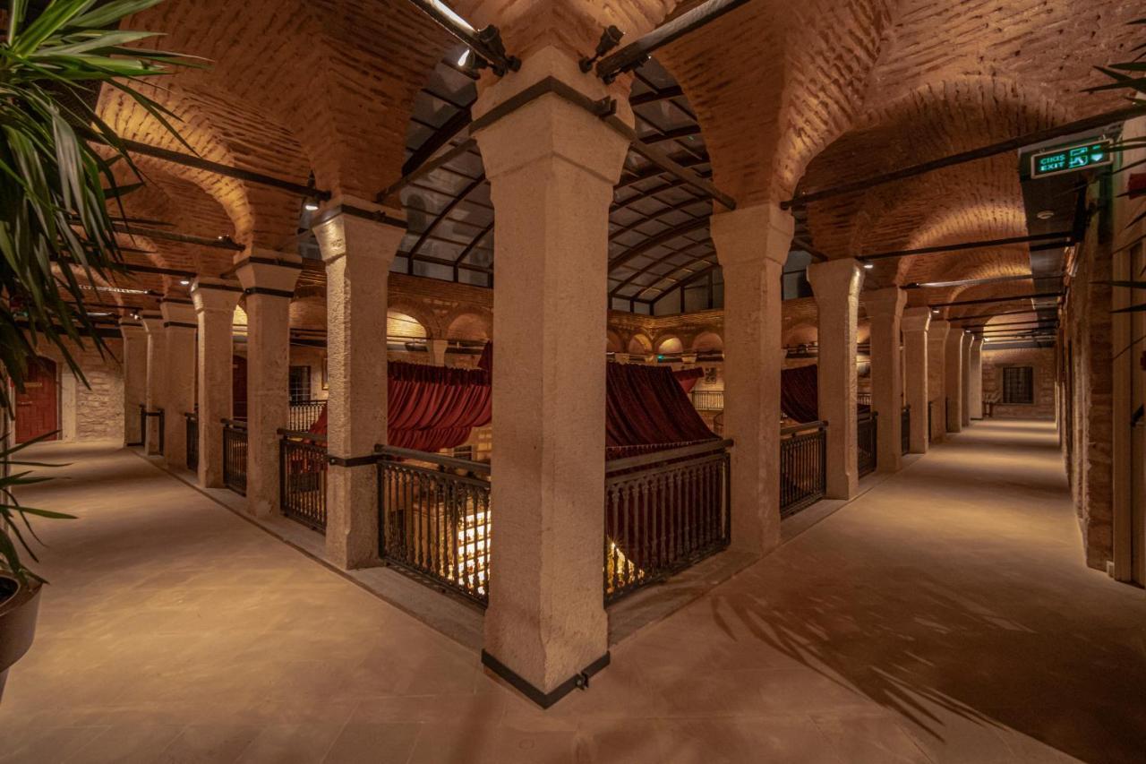 Han 1772 Hotel Istanboel Buitenkant foto The interior of the restored Al-Jalsa Theatre