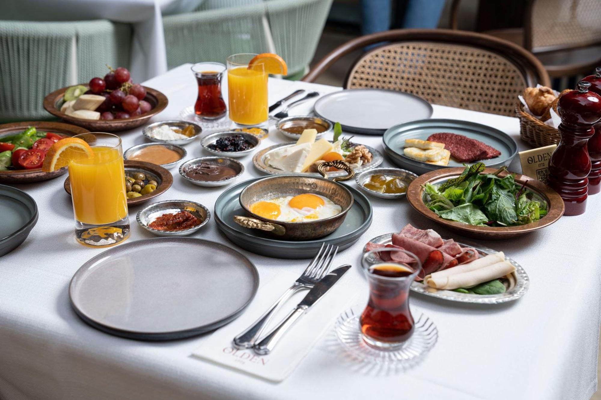 Han 1772 Hotel Istanboel Buitenkant foto A traditional Turkish breakfast